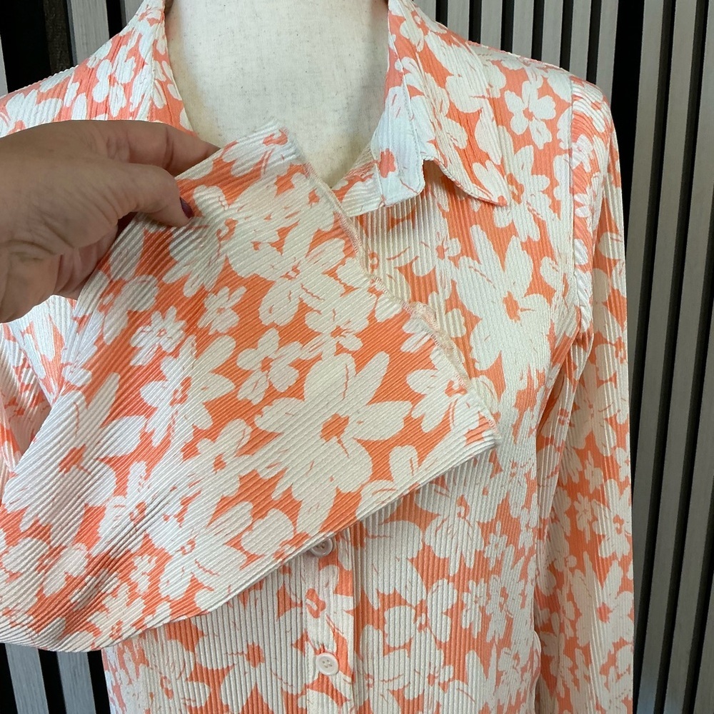 Le Lis Orange and White Floral Button-Down Shirt Sz M - Picture 2 of 6